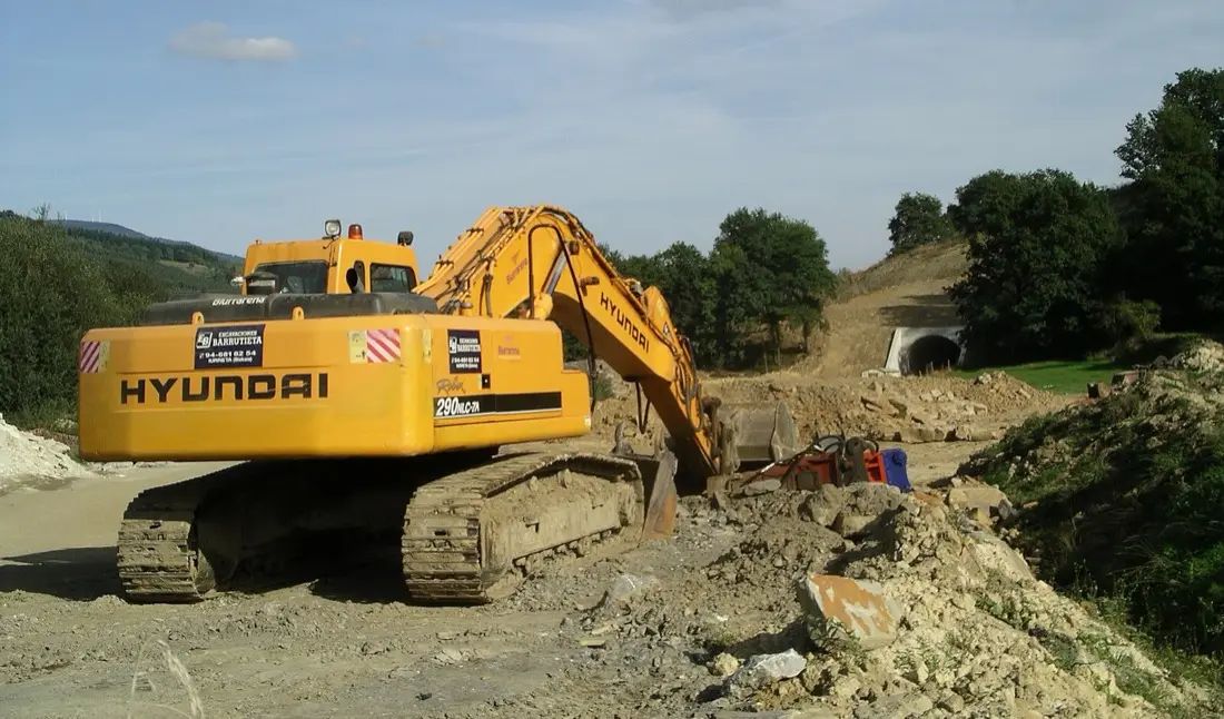 Excavadora fent un moviment de terres