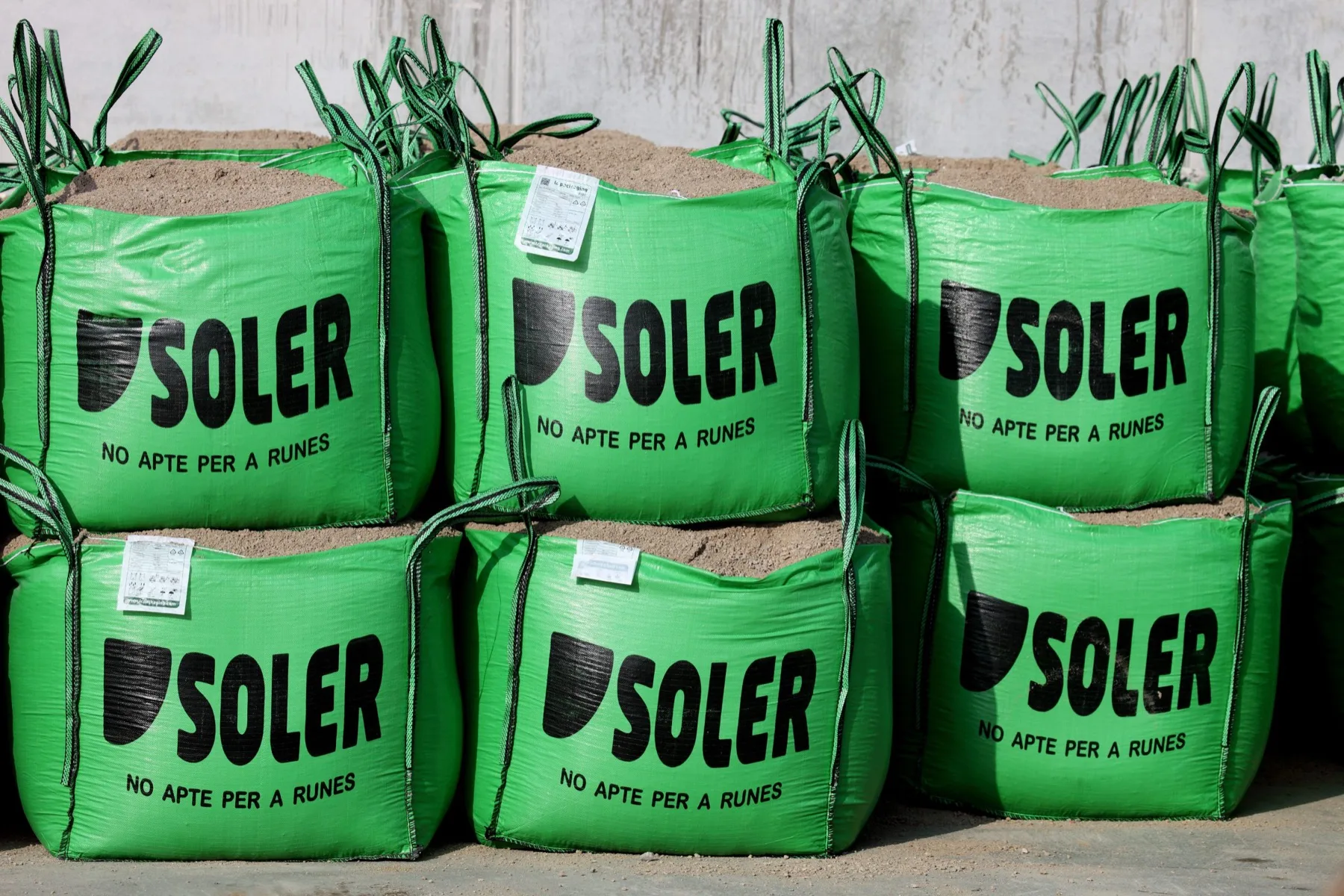 Sacs de material amb el logotip de Soler, a punt per portar a l’obra